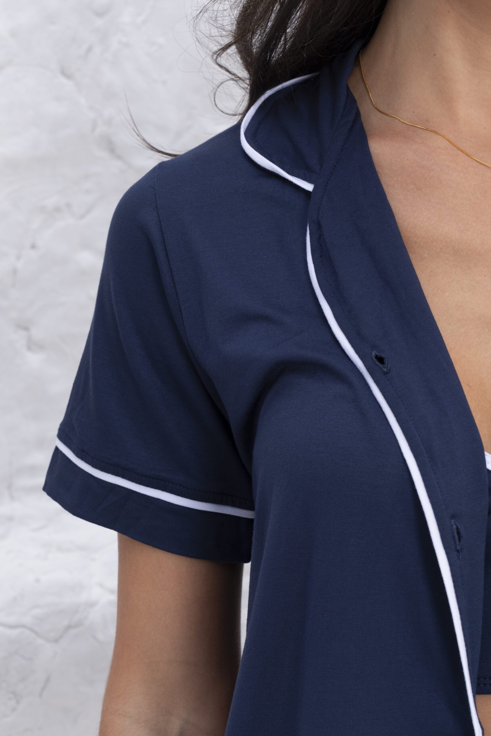 Close das mangas e gola do pijama feminino Zara marinho da Bellanuit, realçando o acabamento refinado e delicado